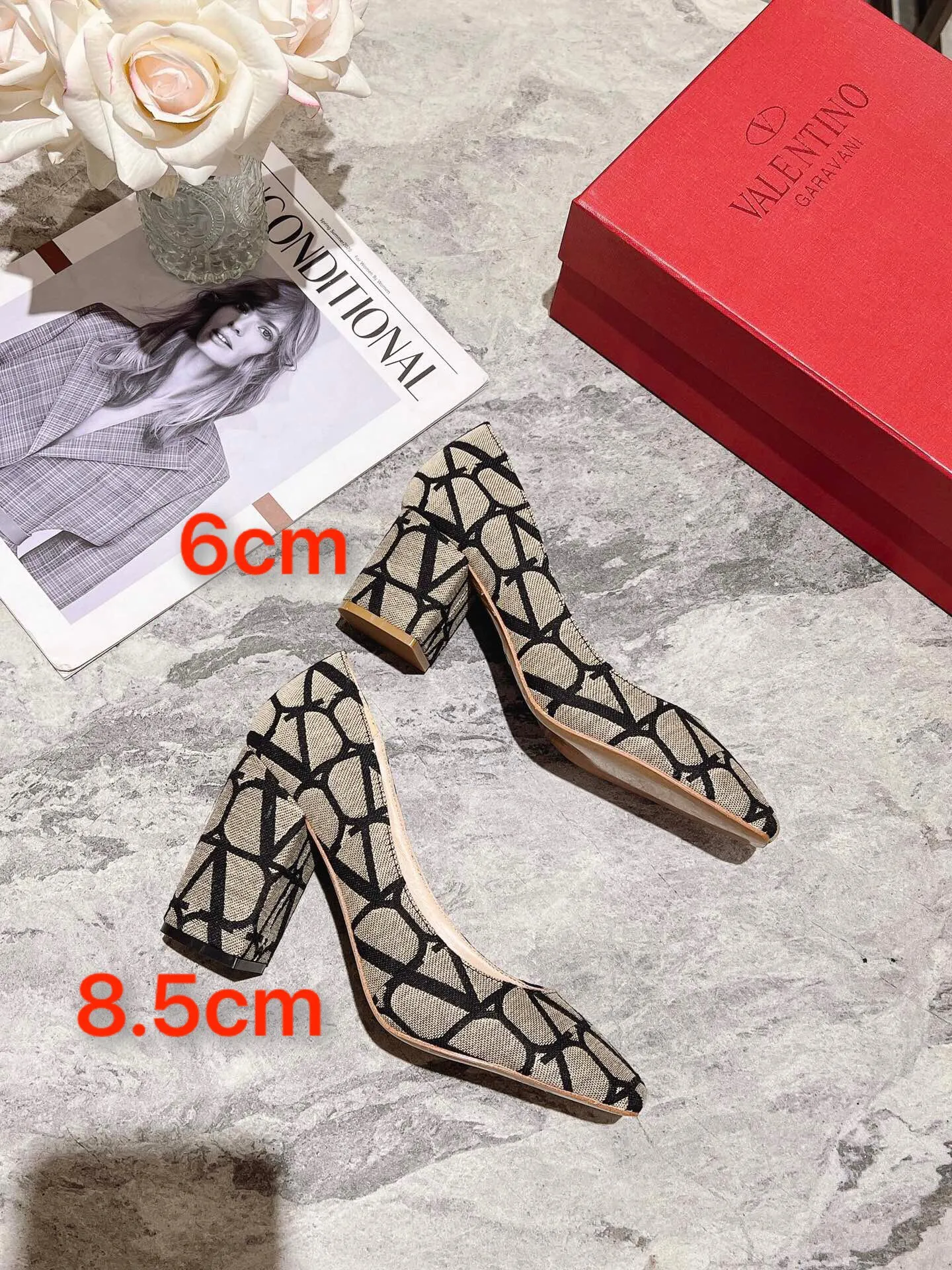 👟👟Ex-factory price 440👟👟 Genuine leather sole +40 Top version 𝑉𝐴𝐿𝐸𝑁𝑇𝐼𝑁𝑂 Valentino new spring and summer women's 5⃣️ color spring shoes. The unique [V logo fabric print pattern] brings out a full sense of high-end, and the new season will live up to expectations! Worth buying★Absolutely high-grade❥Original method, Absolutely sensual❥Elegant style, creating a different feeling, simple and elegant style!  Code number: 35-41 (34-42 customized) Fabric: Fabric printed cloth Lining: Sheepskin lining Heel height: 6cm～8.5cm2⃣️ options Leather outsole Rubber outsole